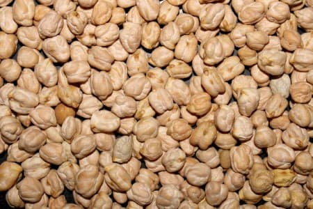 EXCLUSIVE-Govt-mulls-offloading-500-000-tn-chana-to-cool-prices